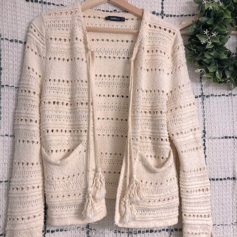Zara Women’s Cardigan White Creamy color Excellent Condition